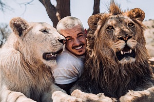 دوستی انسان ها با حیوانات وحشی و خزنده