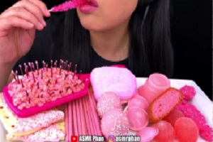 چالش خوردن خوراکی های صورتی