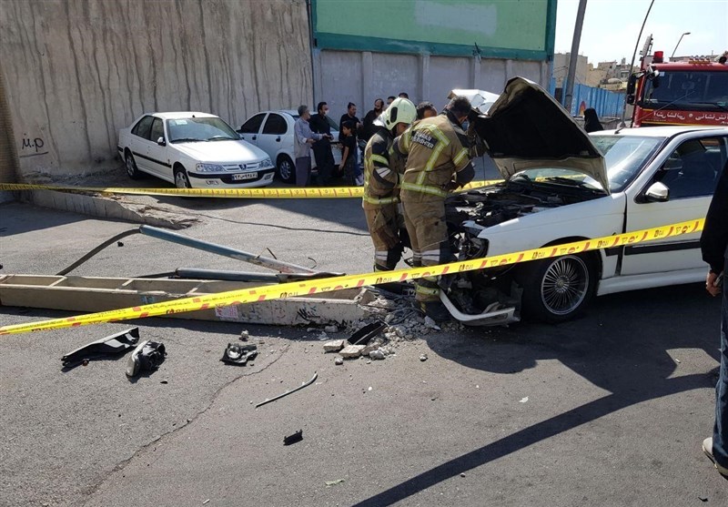 تصادف پرشیا با تیر چراغ برق